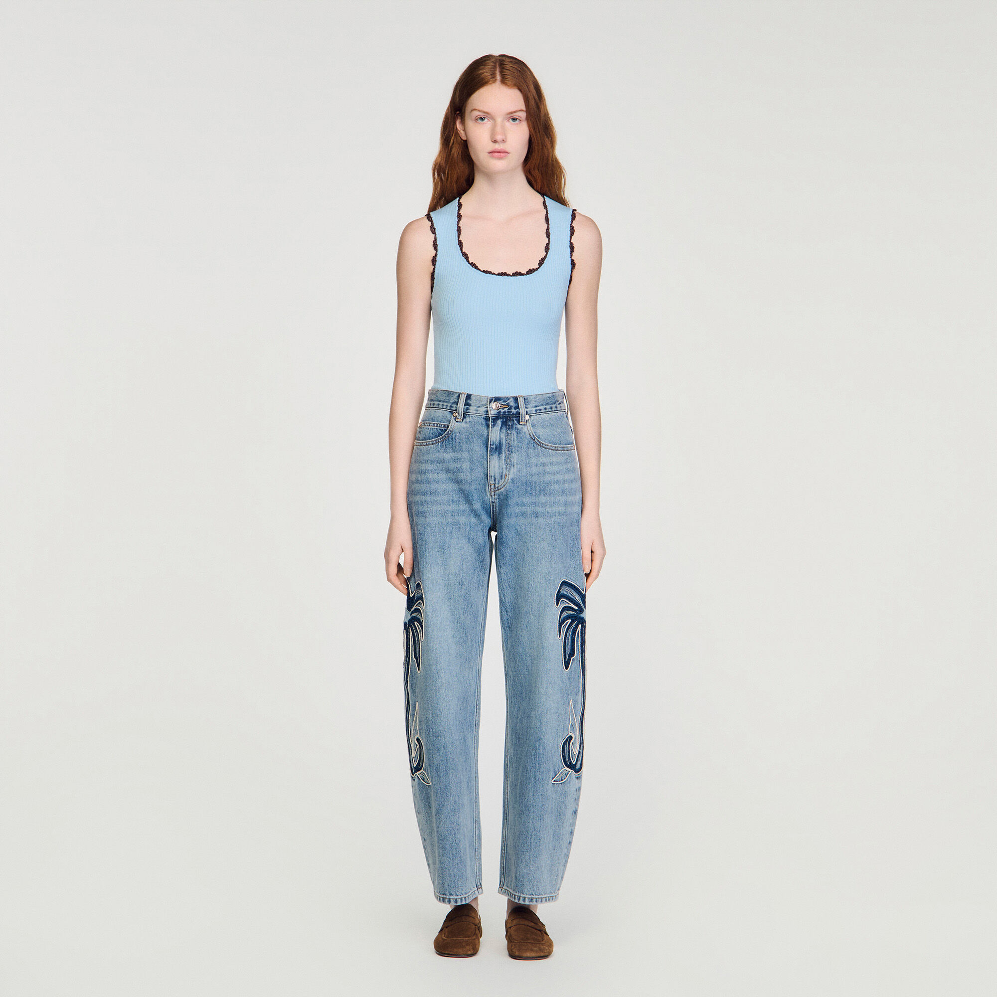 Weite Jeans mit Palmenstickerei