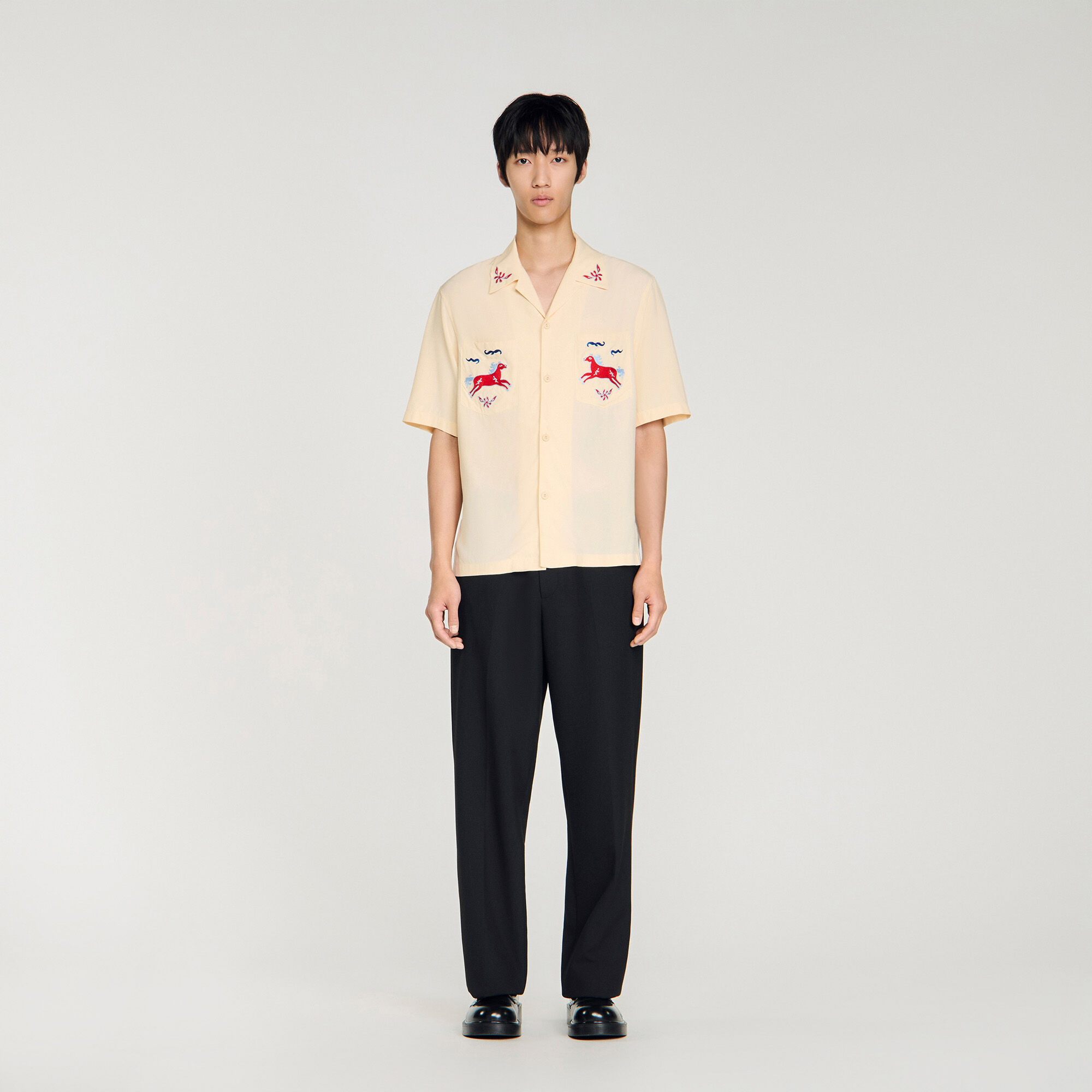 Gesticktes Pferd, lockeres Shirt