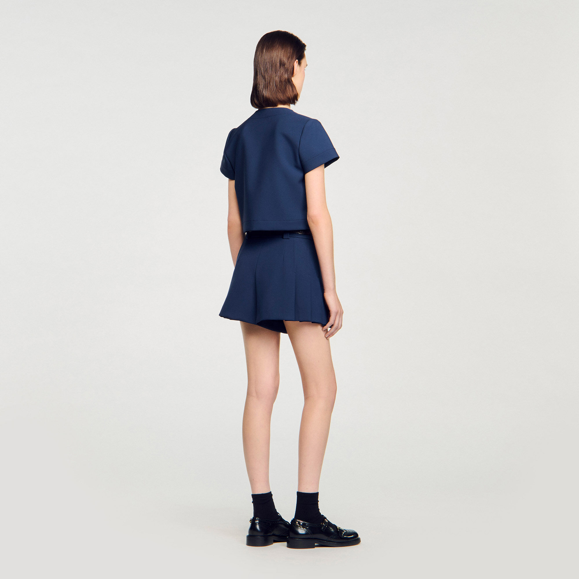 Runder Saum, Knopfleiste, kurze Bluse