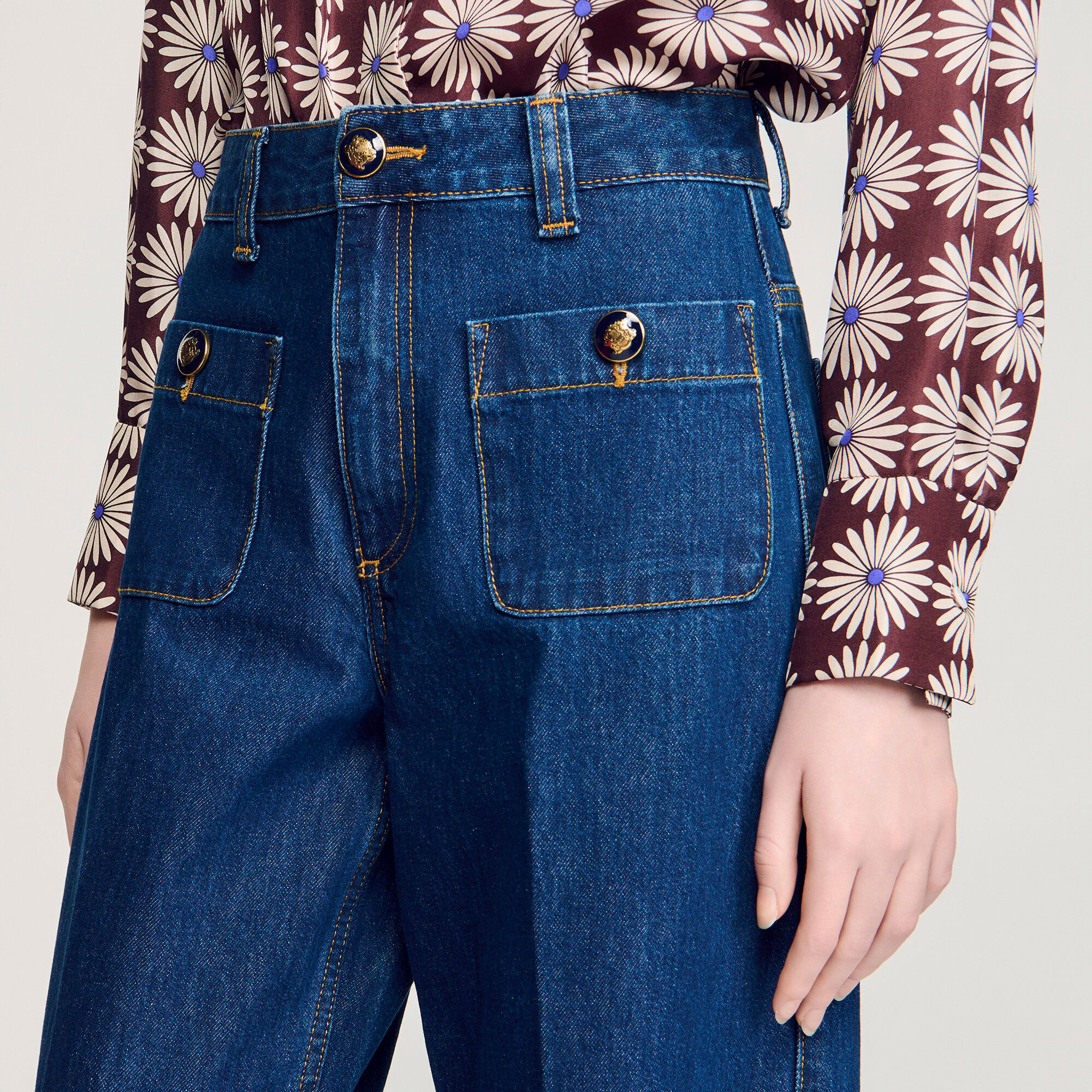 Rohes gerade Patch-Taschen-Jeans