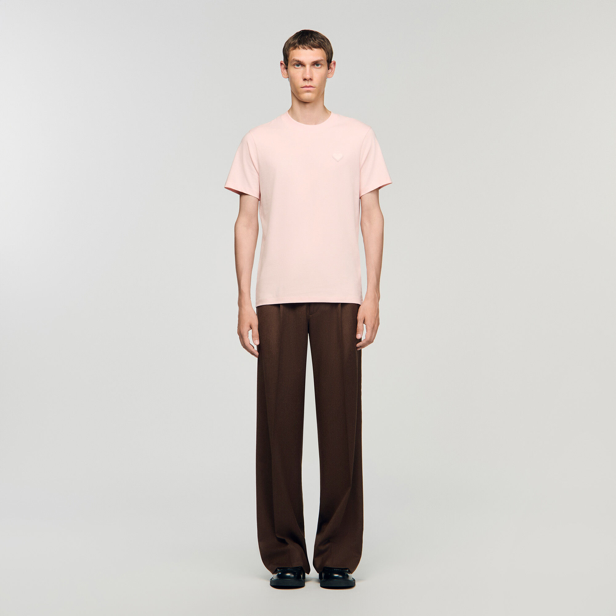 T-Shirt mit Herzen-Aufnäher