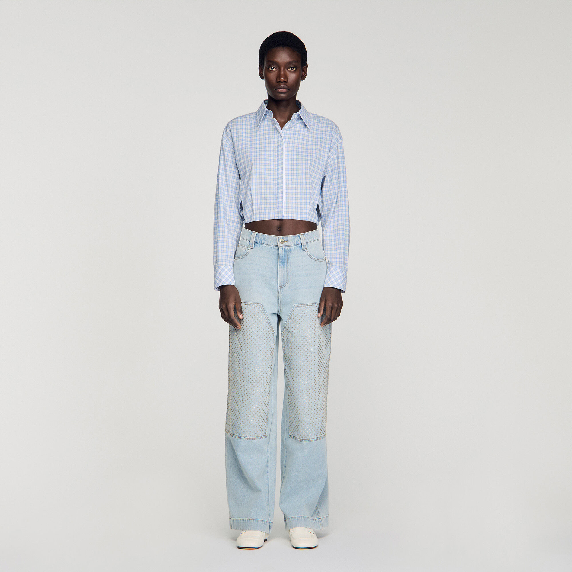 Verwaschene gerade Jeans mit Kristall-Patch