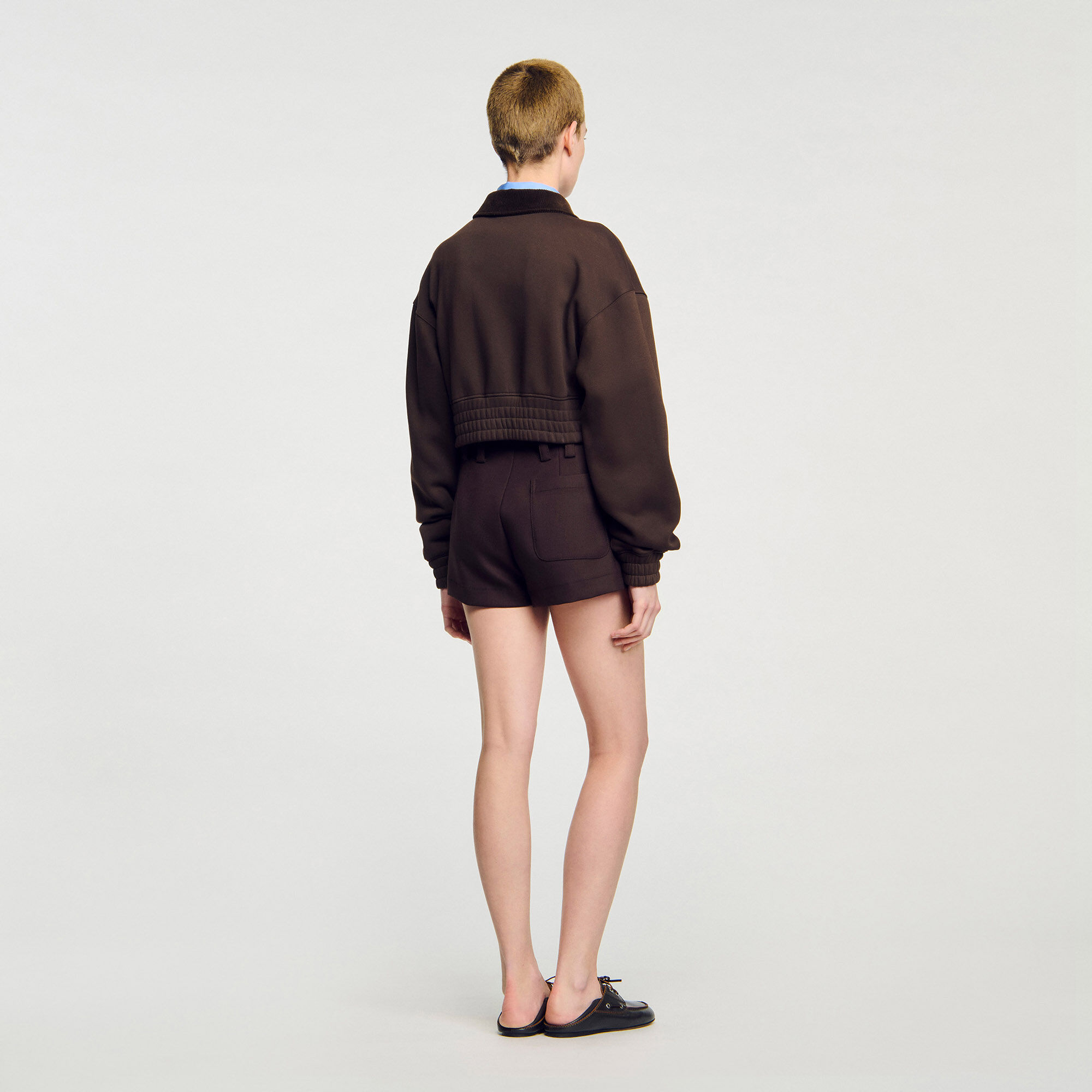 Kurze Jacke aus zwei Stoffen