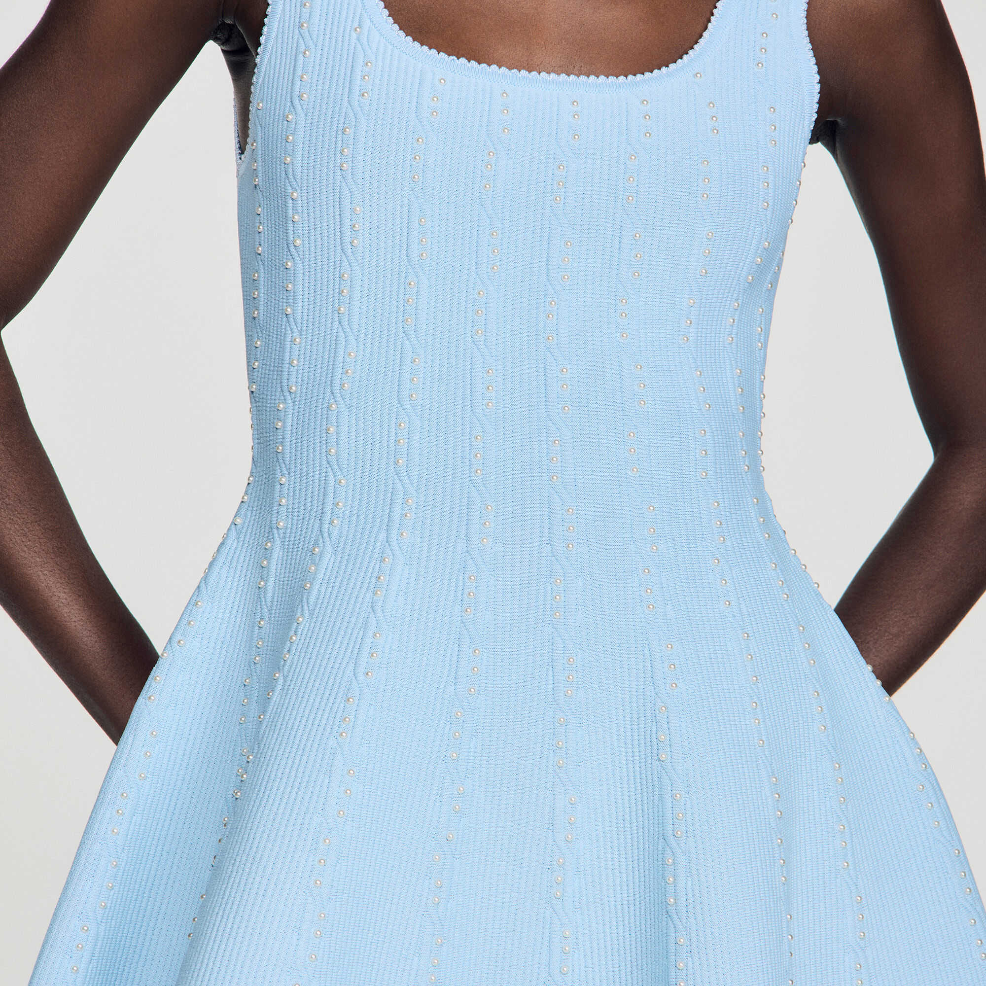 Perlenbesetztes Strickmini-Kleid