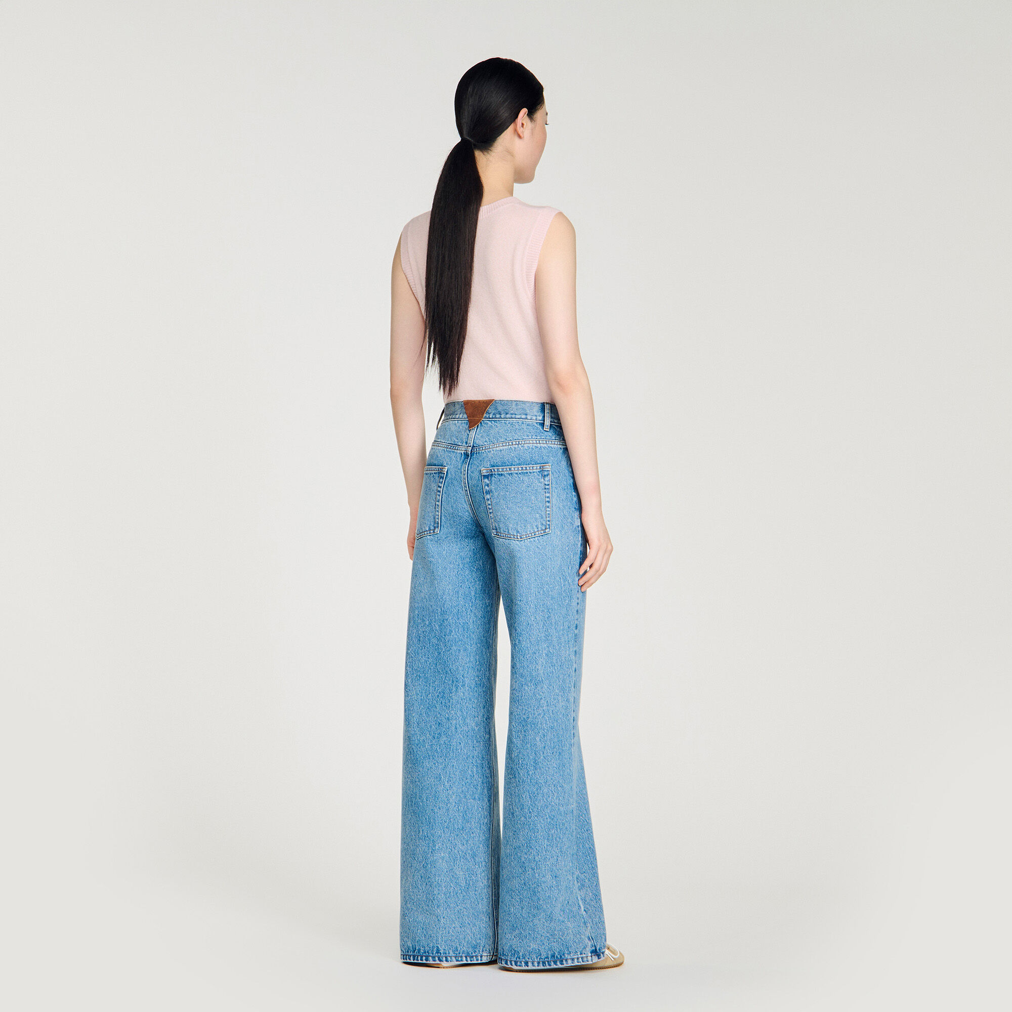 Verwaschene Jeans mit weitem geradem Bein