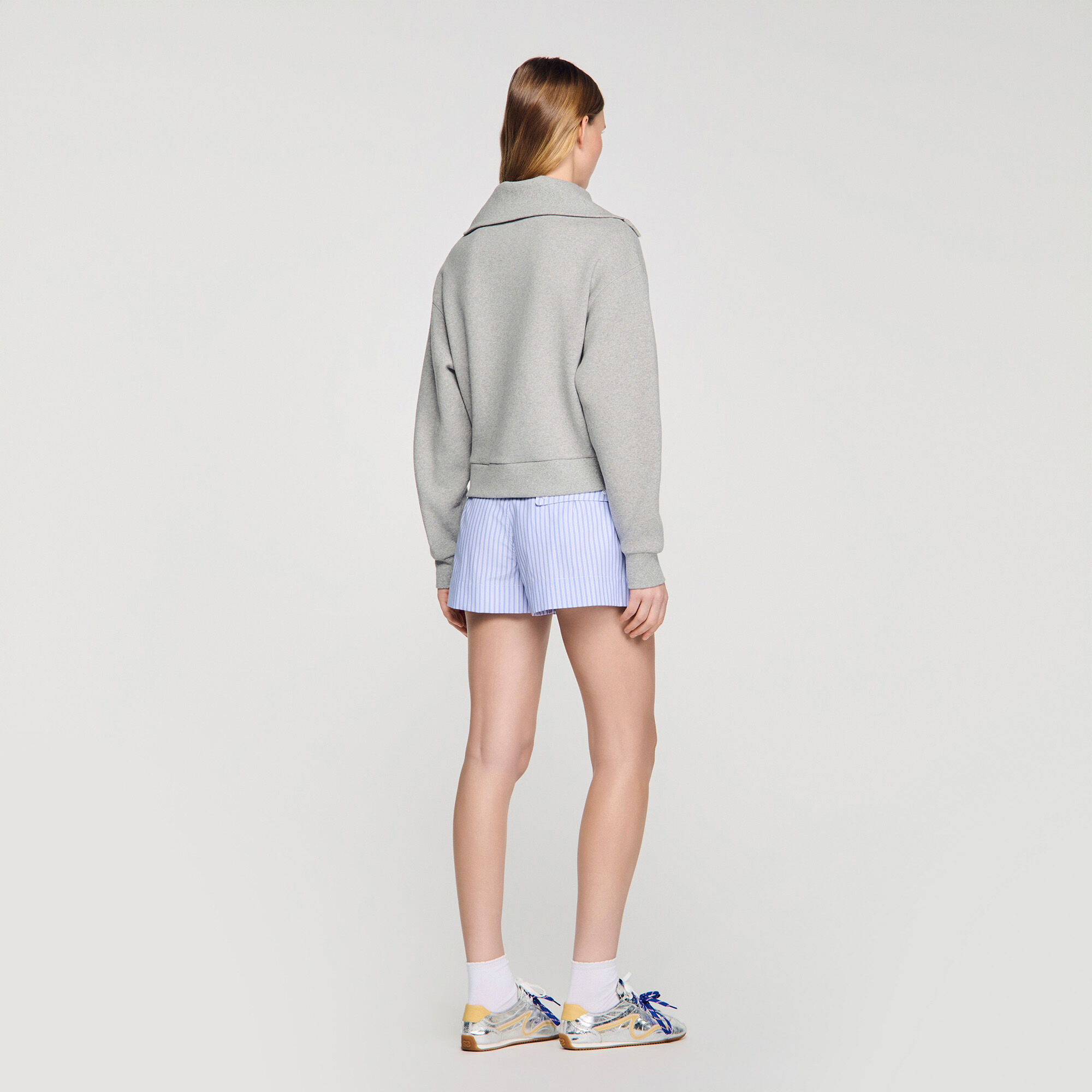 Gestickter Sweatshirt mit Spalt-Ausschnitt