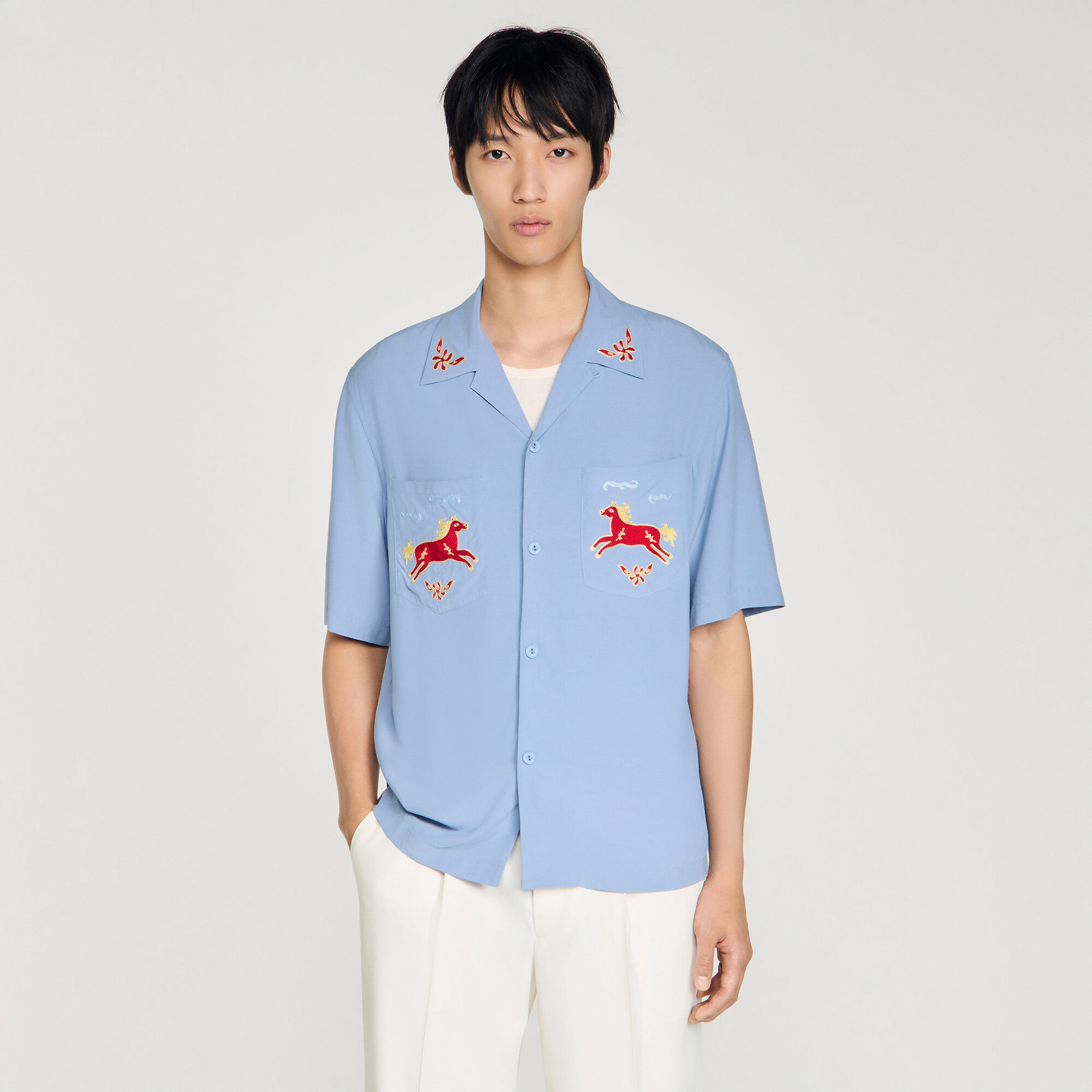 Gesticktes Pferd, lockeres Shirt