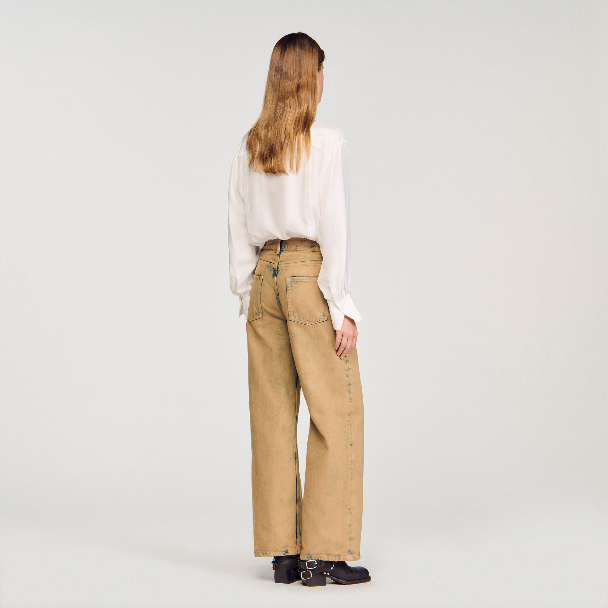 Verblichene Jeans mit weitem Bein