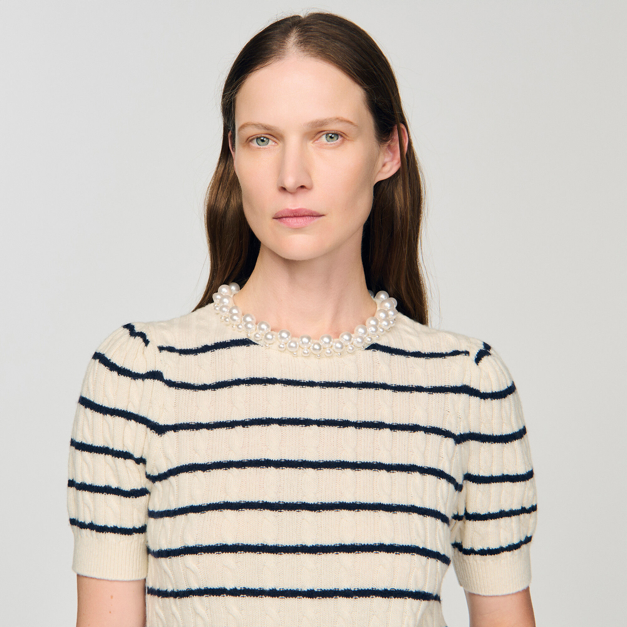 Gestreifter Pullover mit Perlenkragen