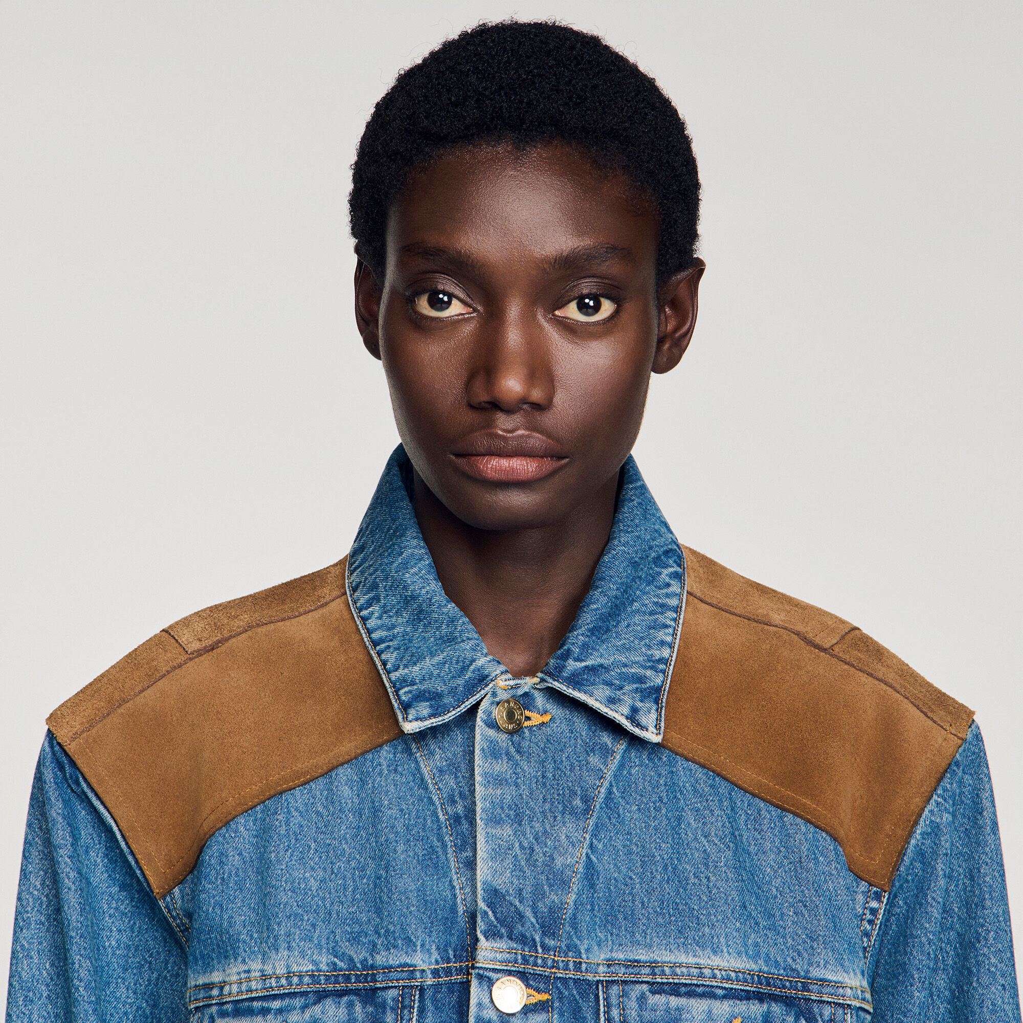 Jeans- und Wildlederjacke