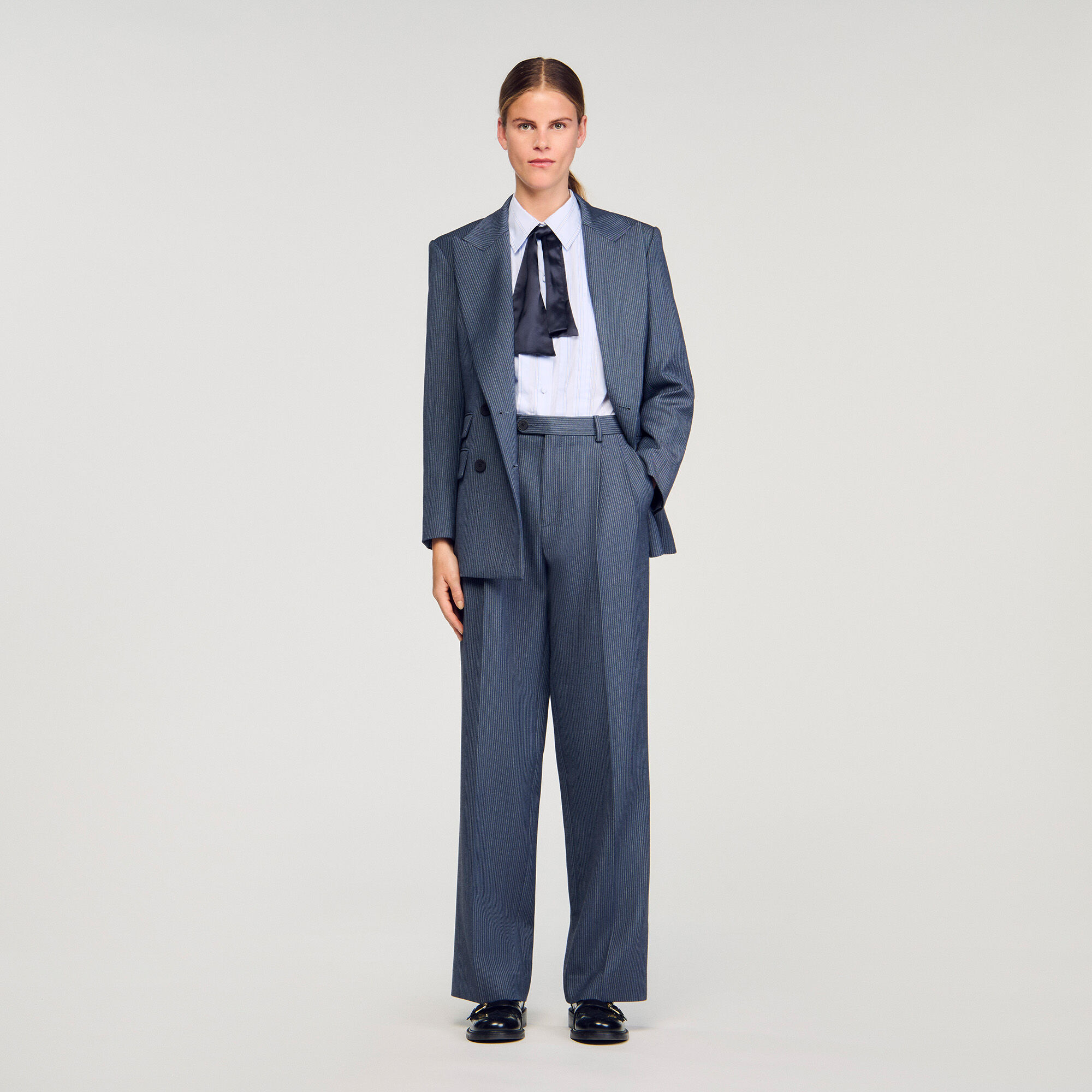 Gestreifte Hose mit weitem Bein