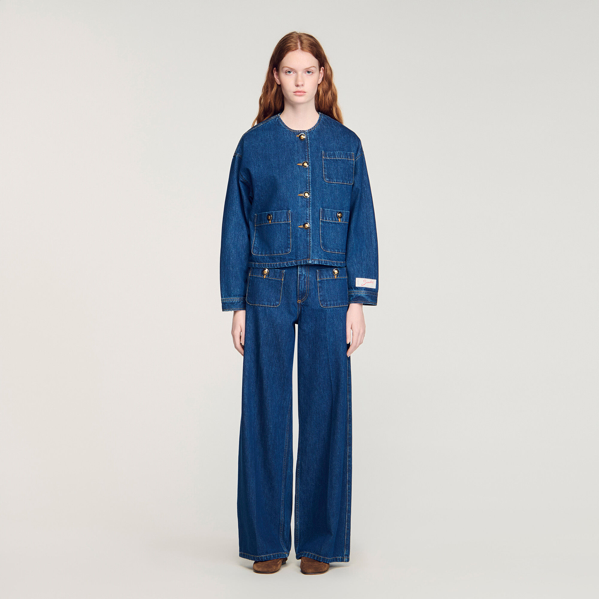 Jeansjacke mit aufwendigen Knöpfen