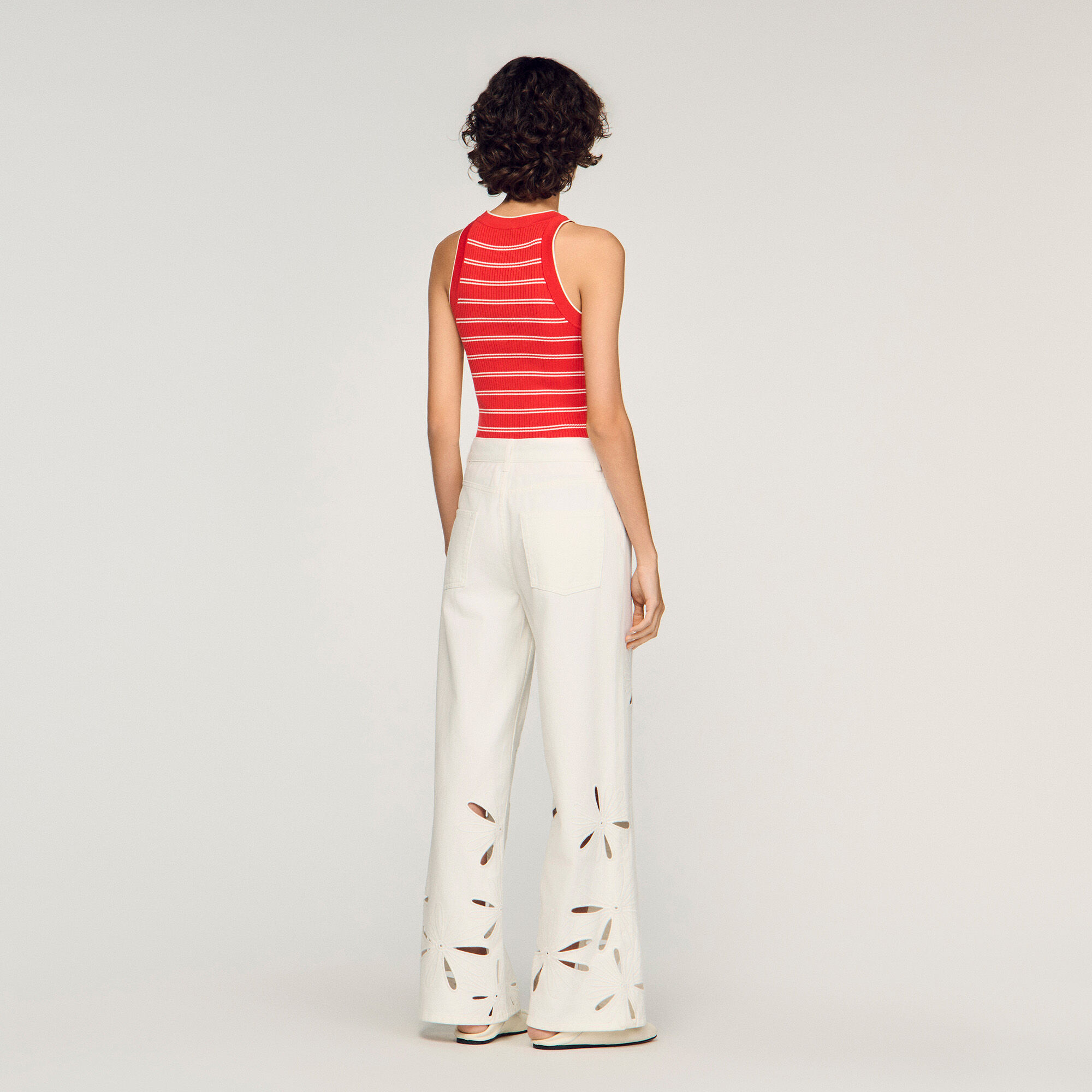 Weite Jeans mit Stickerei