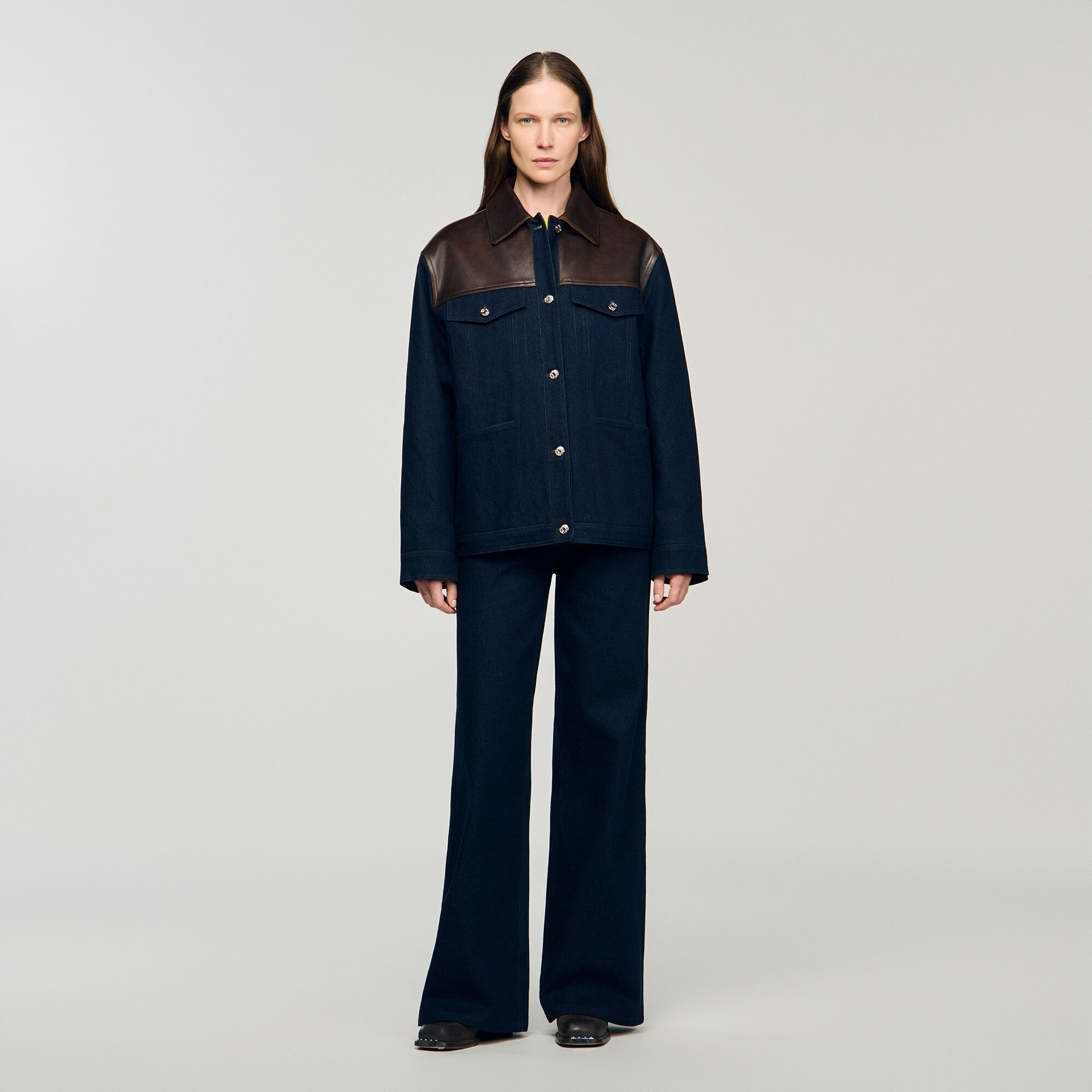 Denim- und Lederjacke