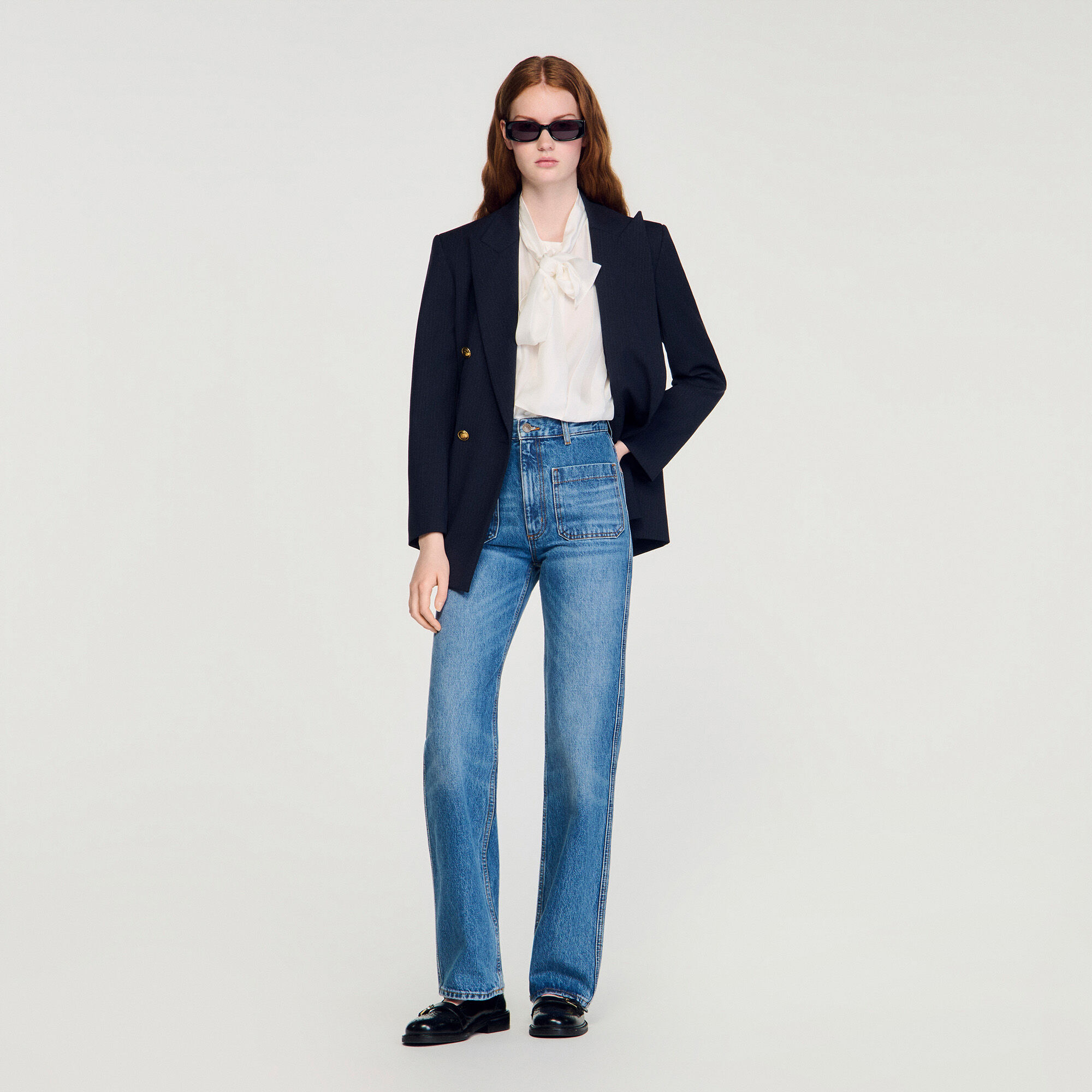 Flare-jeans aus abgenutztem Denim
