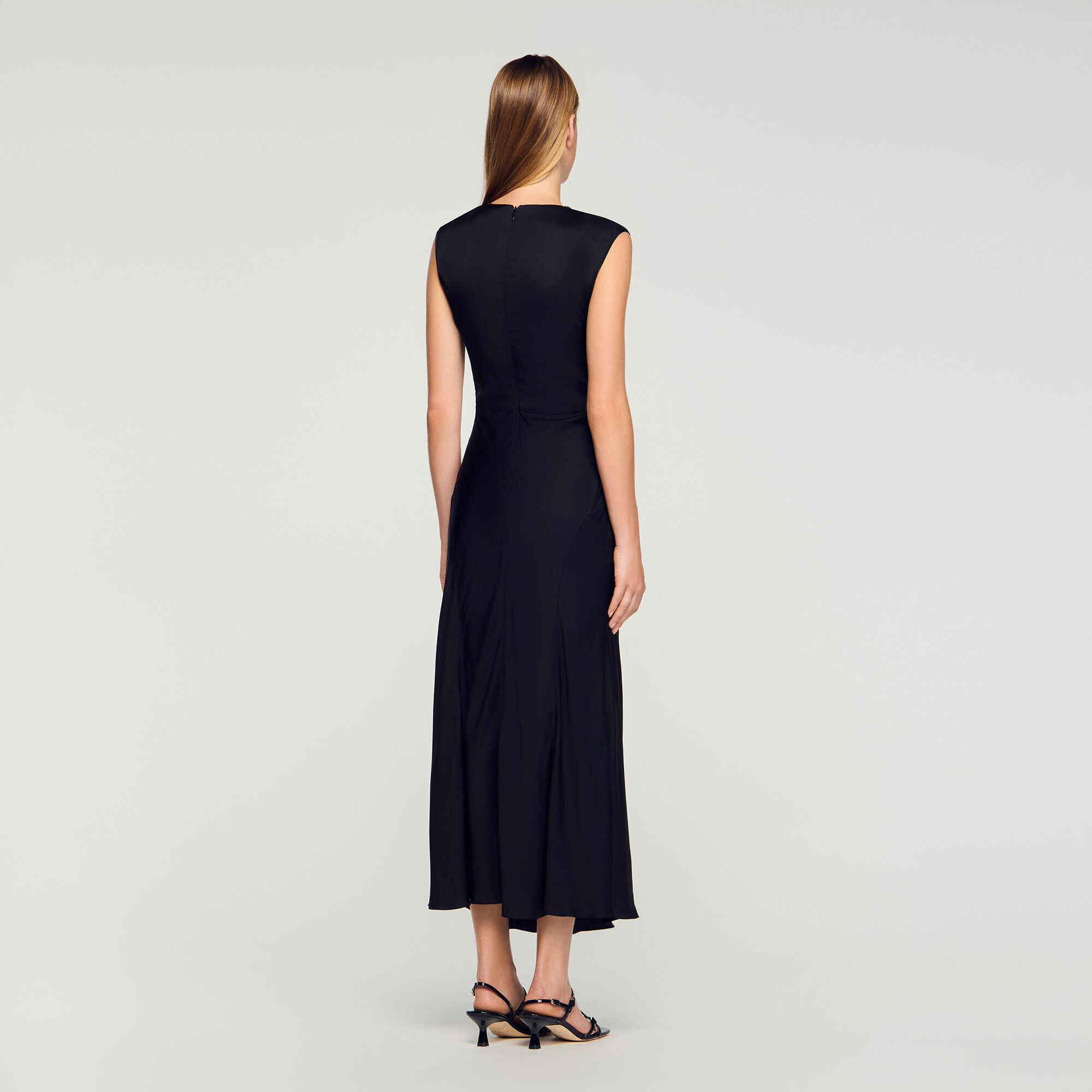 Maxikleid aus Satin mit Strasssteinen
