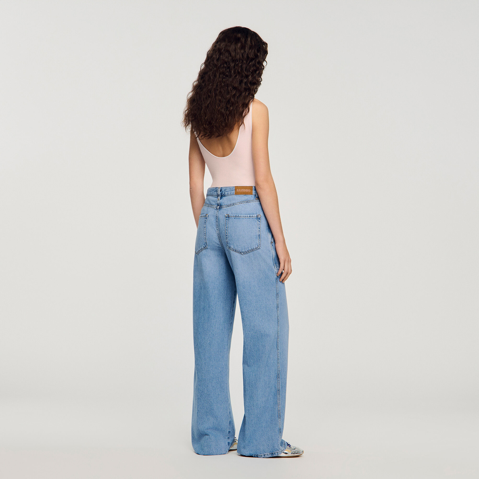 Verblichene Jeans mit weitem, geradem Bein