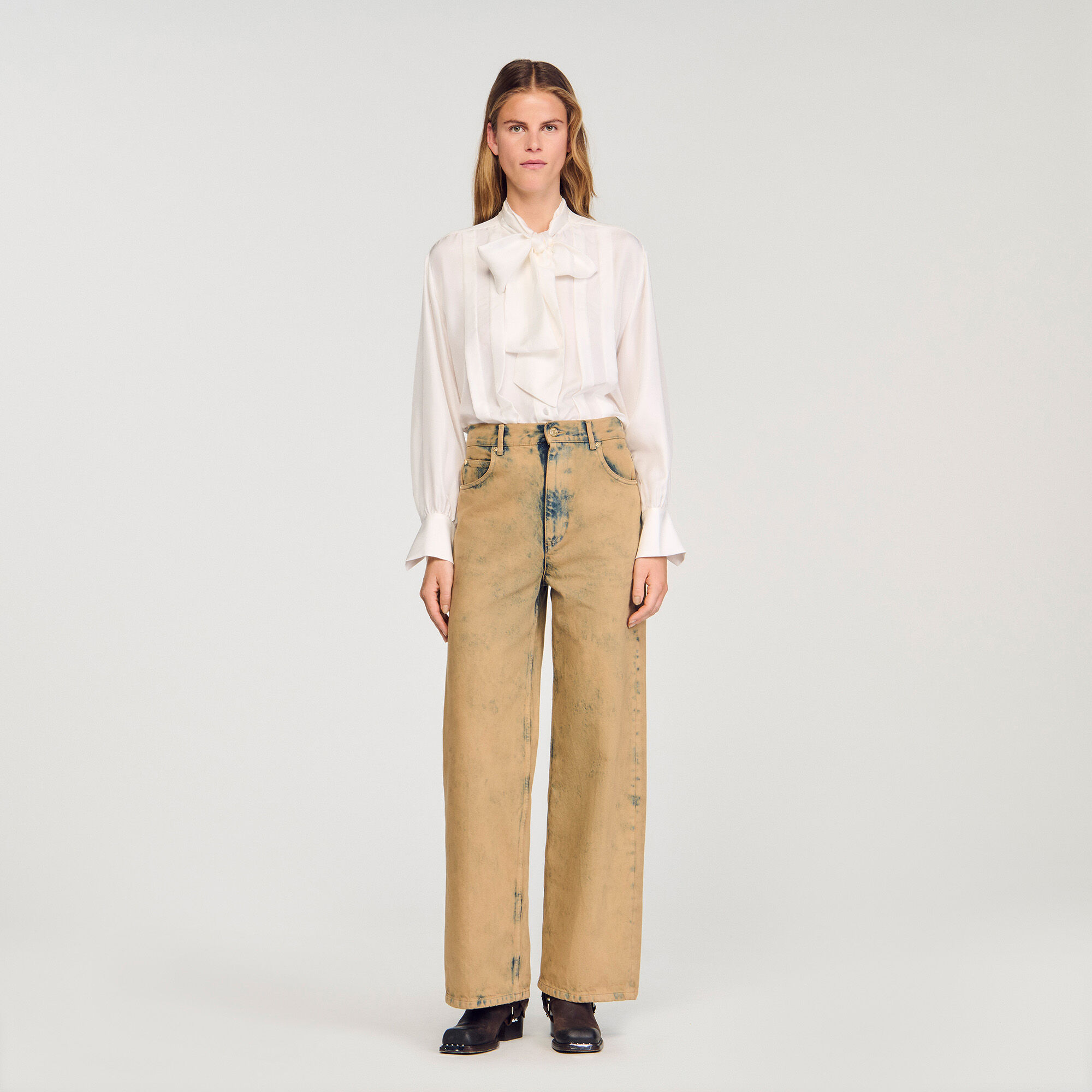 Verblichene Jeans mit weitem Bein