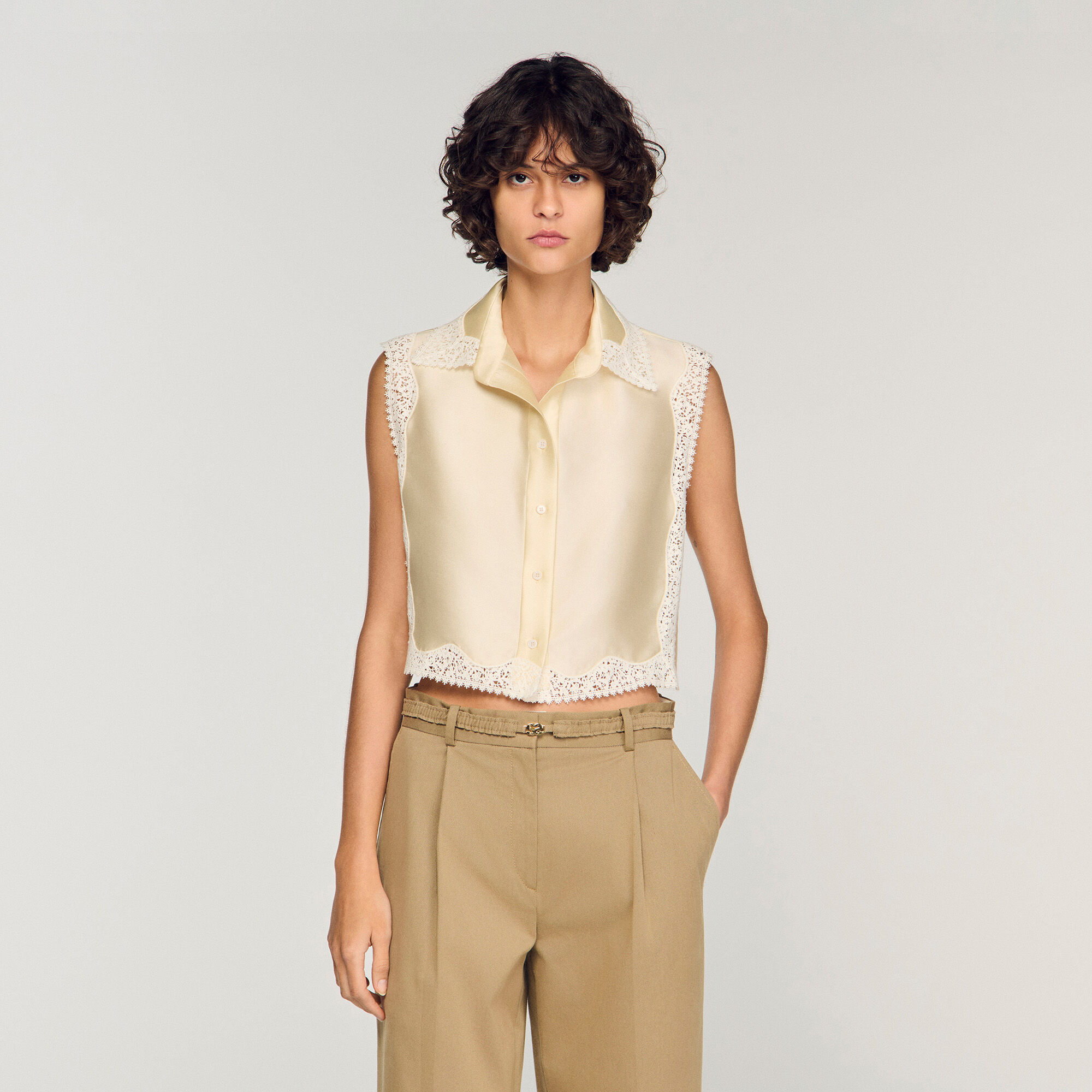 Kurze Bluse mit Spitzen-Akzenten
