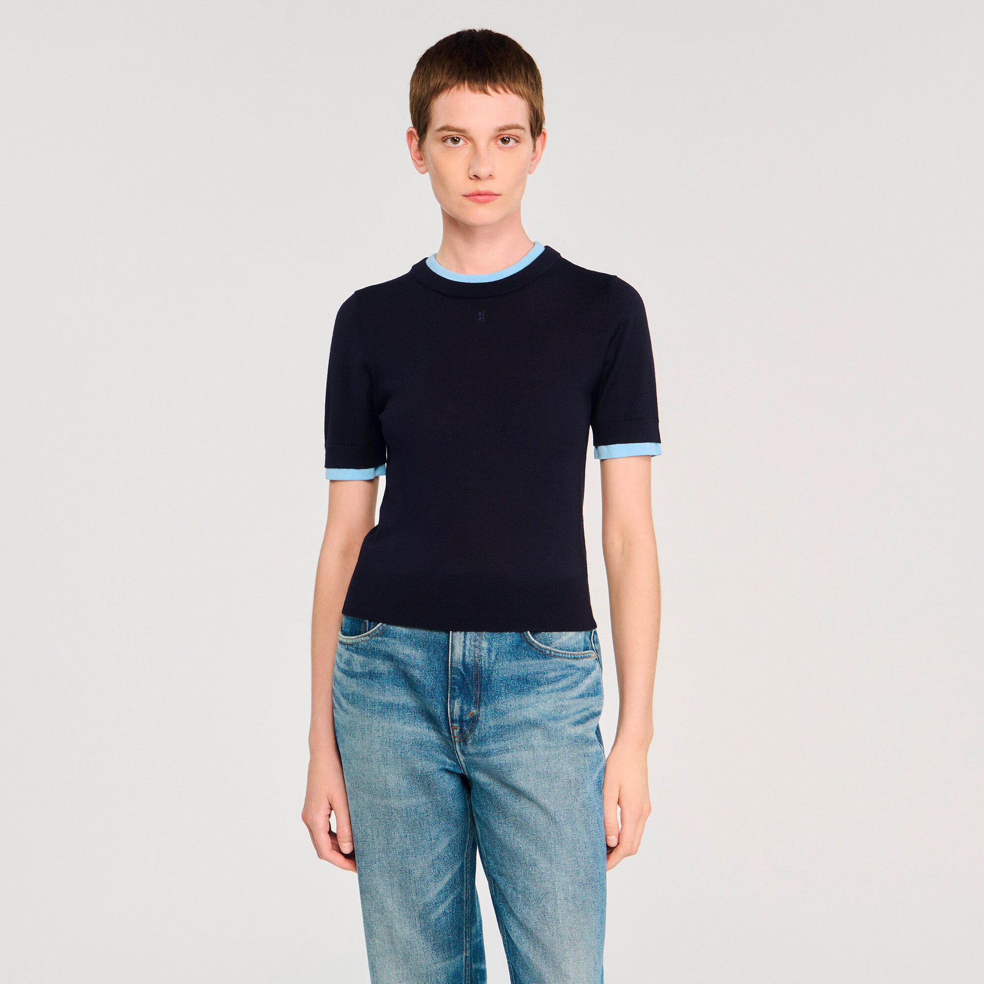 Zweifarbiger Kurzstrickpullover