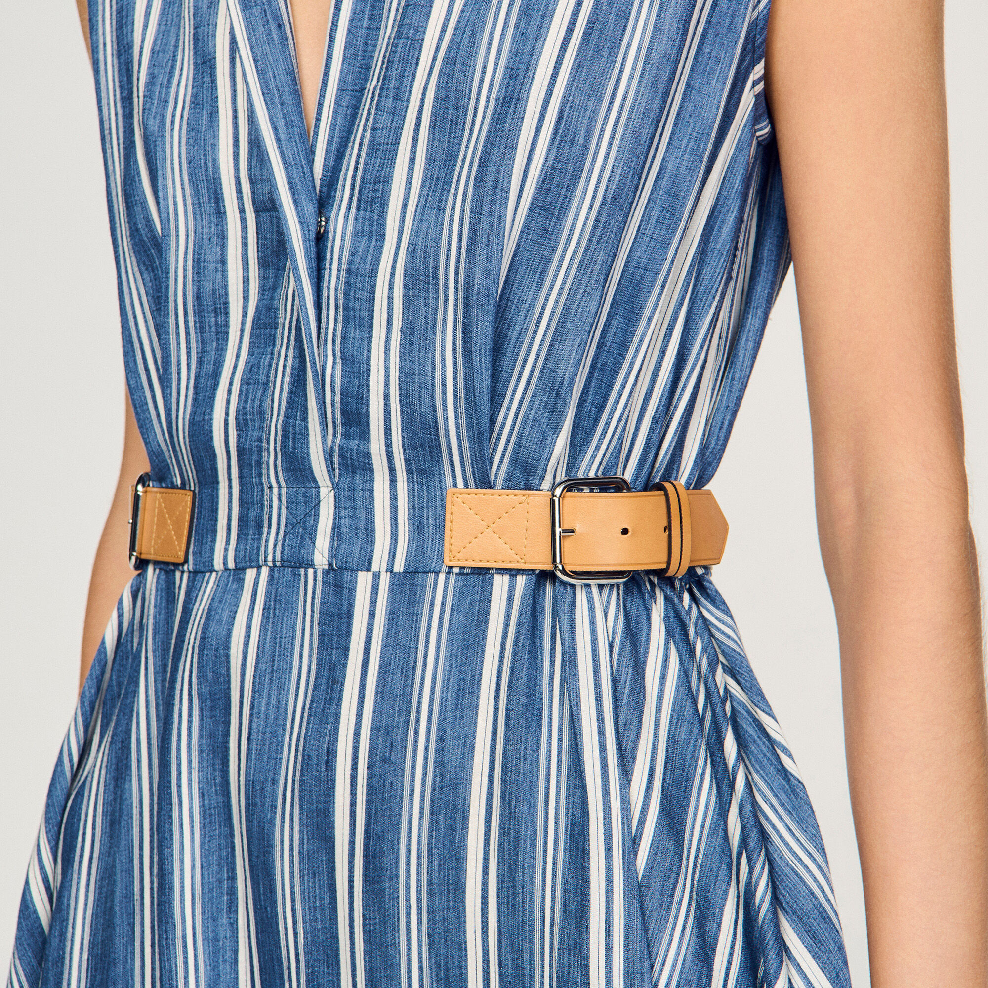 Gestreifter Maxikleid mit Leder-Tab