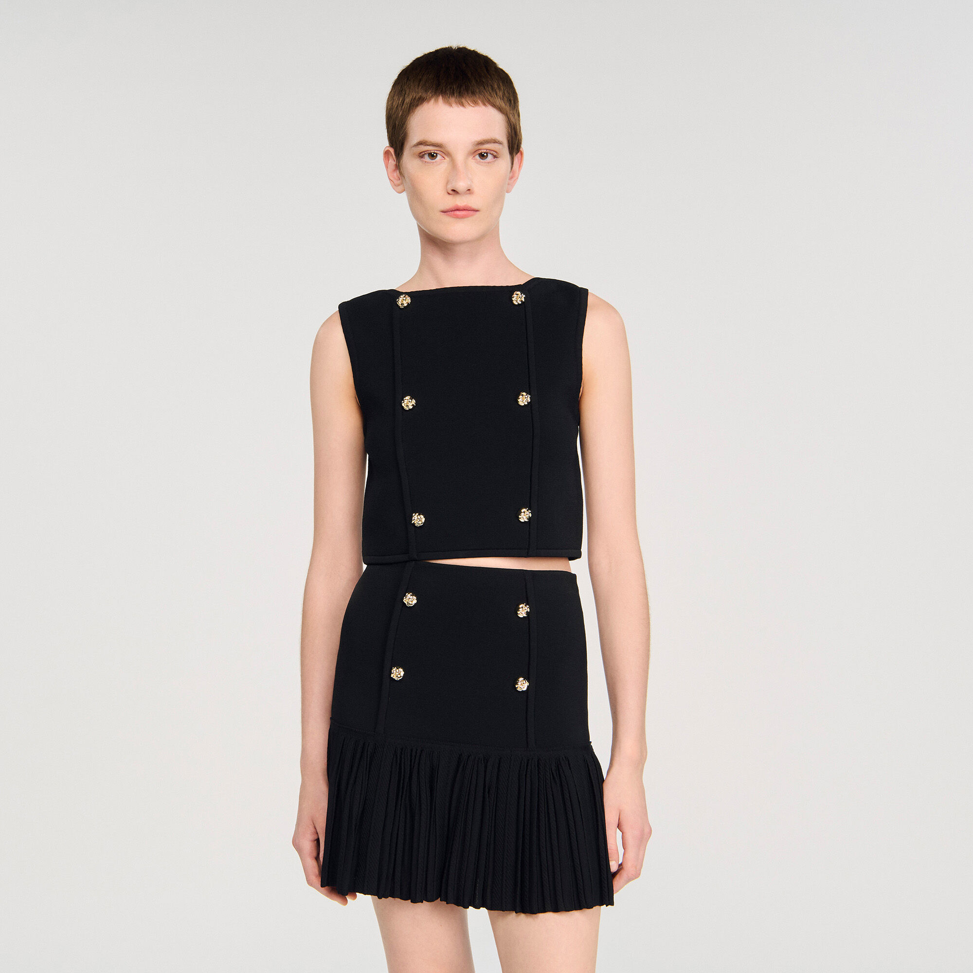 Kurz geschnittenes Stricktop mit Knopfdetails
