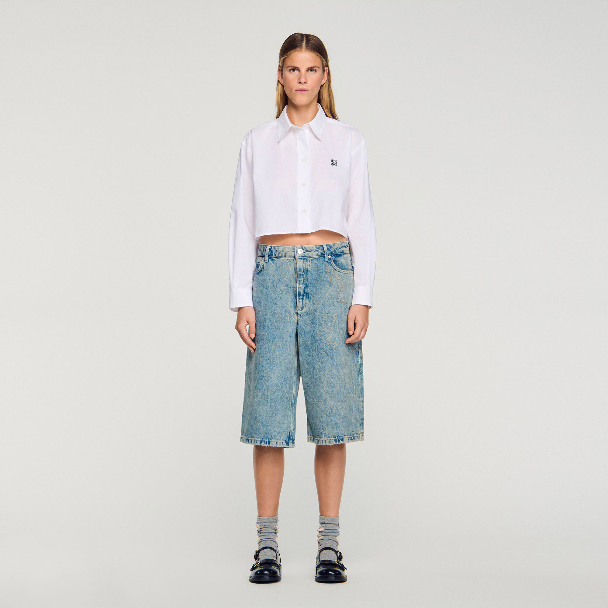 Bermuda-Hosen aus abgenutztem Denim