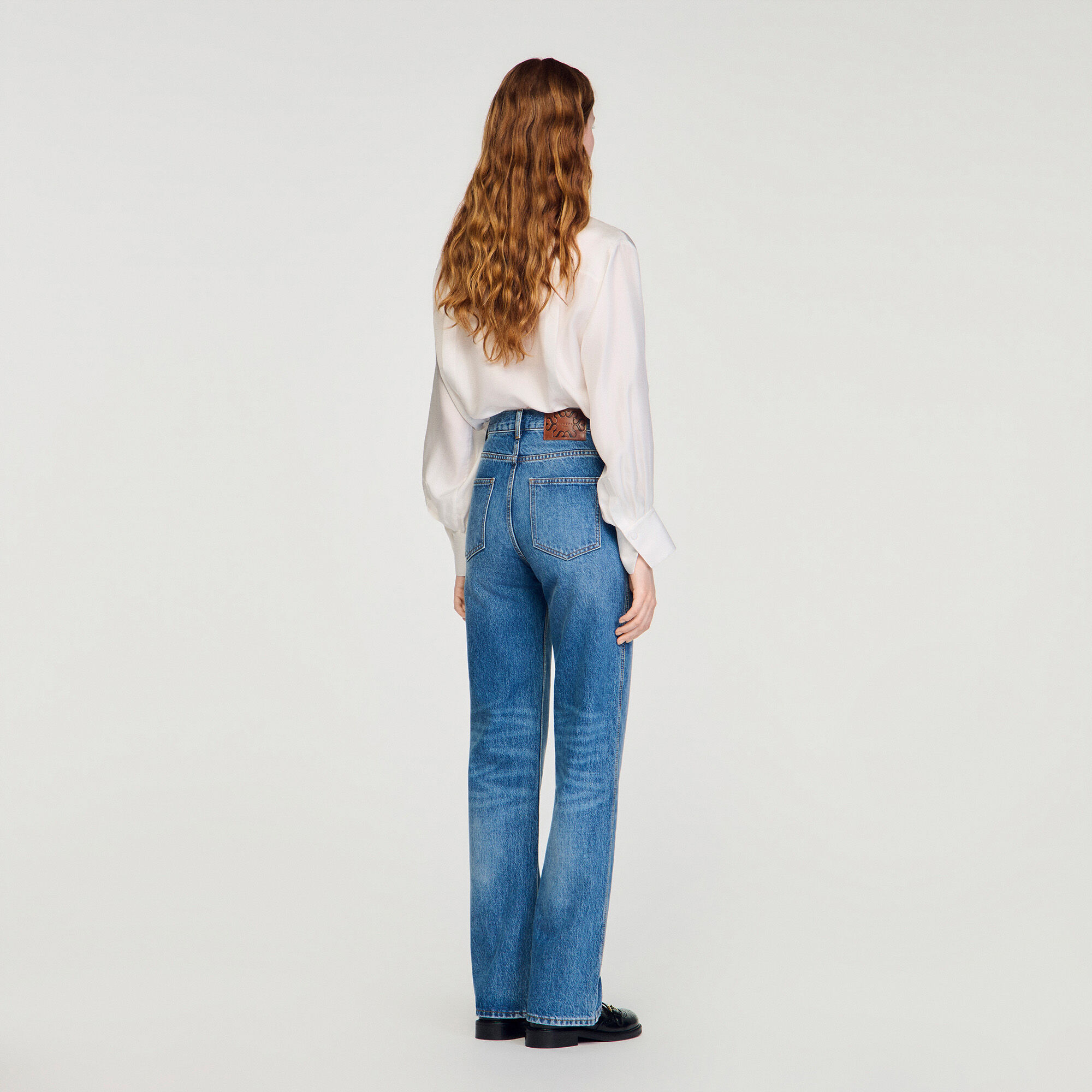 Flare-jeans aus abgenutztem Denim