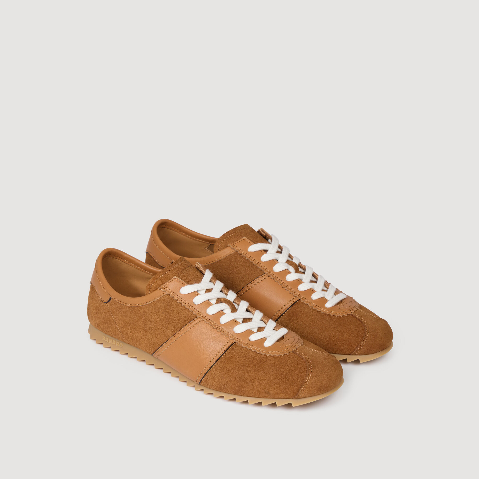 Leder- und Wildleder-Sneaker mit niedriger Sohle