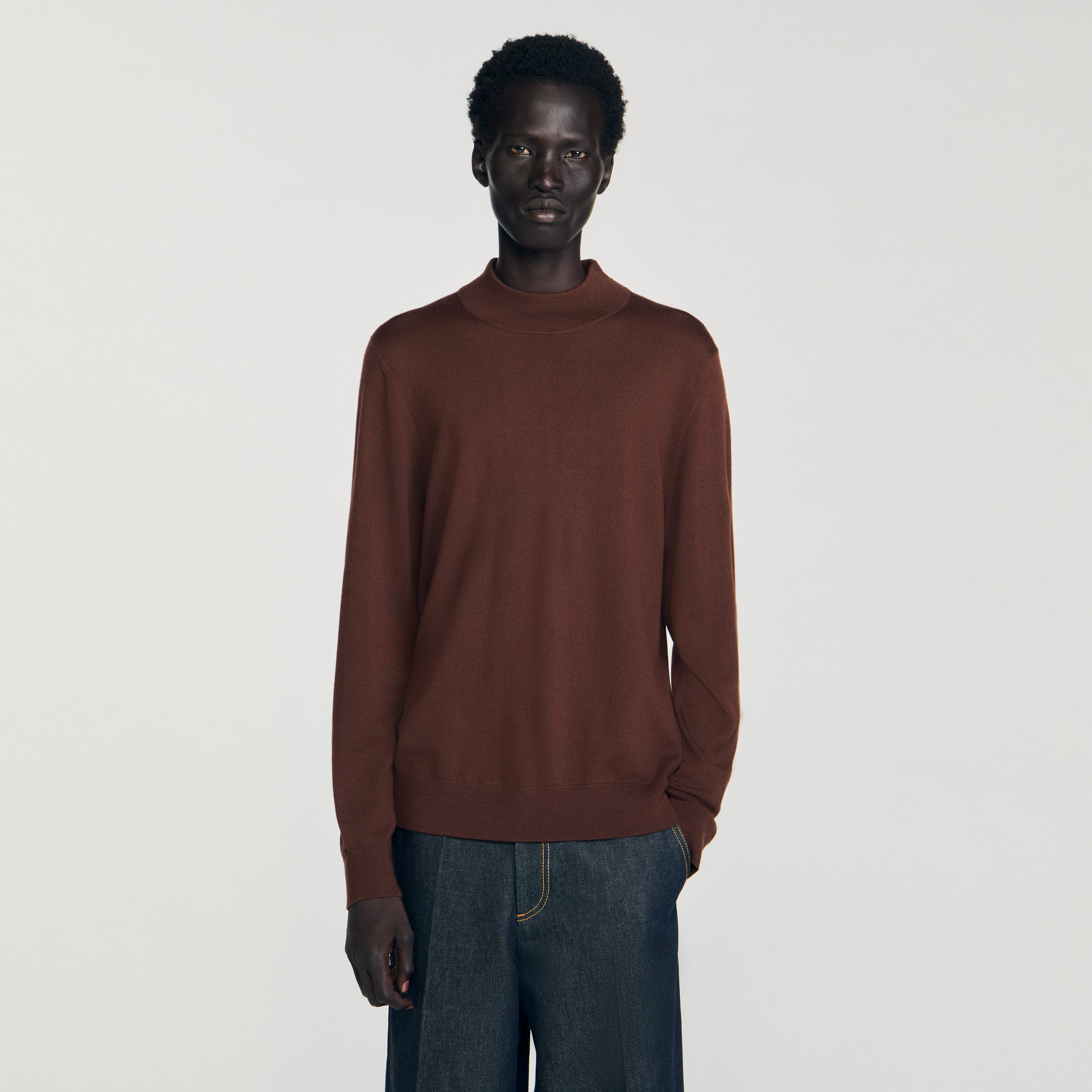 Wollpullover mit hohem Kragen