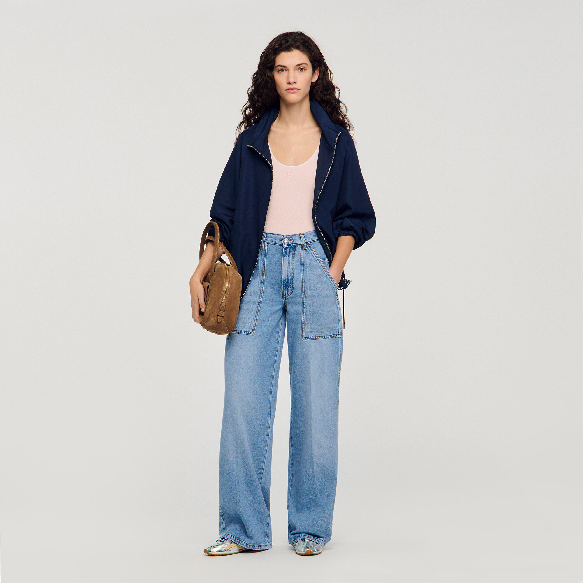Verblichene Jeans mit weitem, geradem Bein