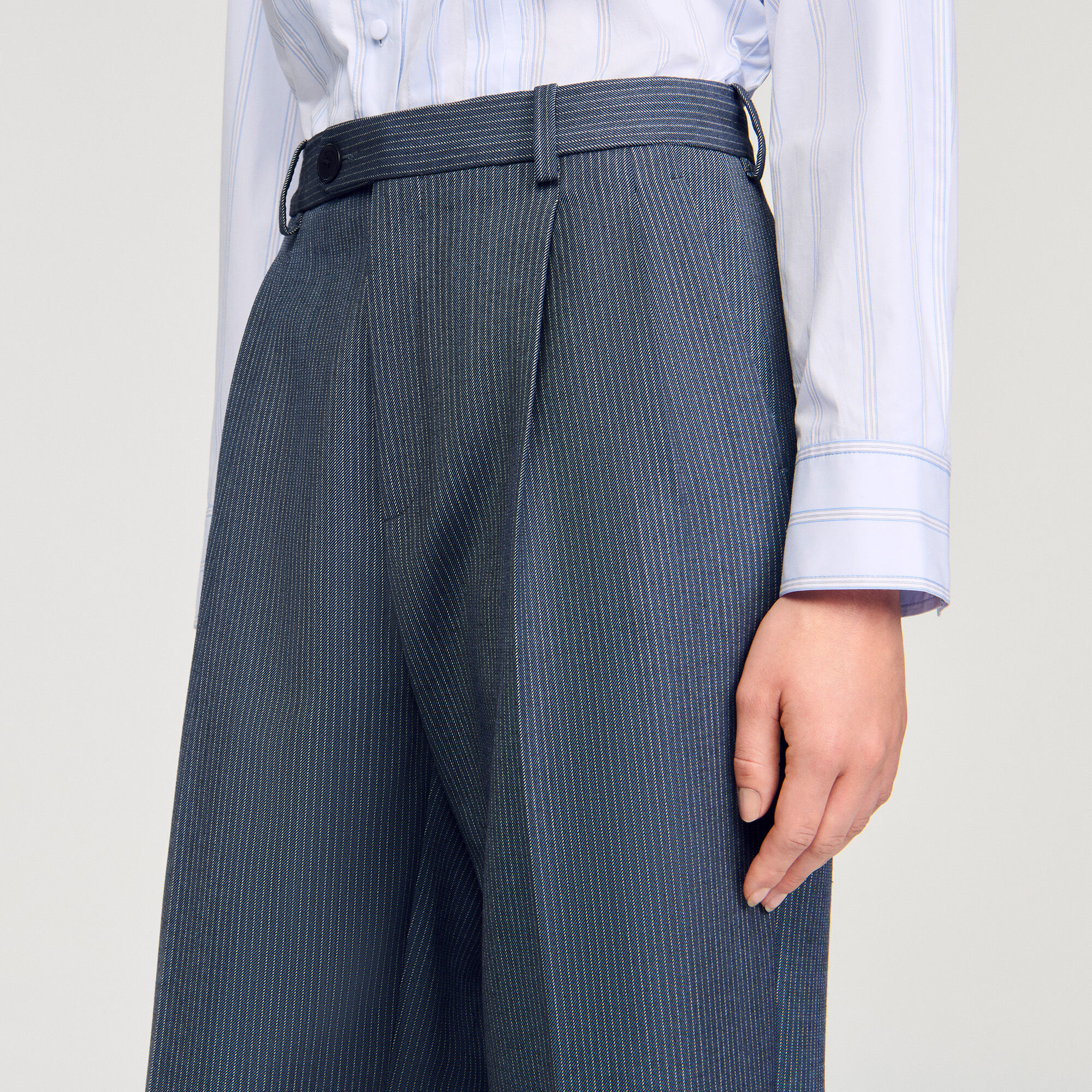 Gestreifte Hose mit weitem Bein