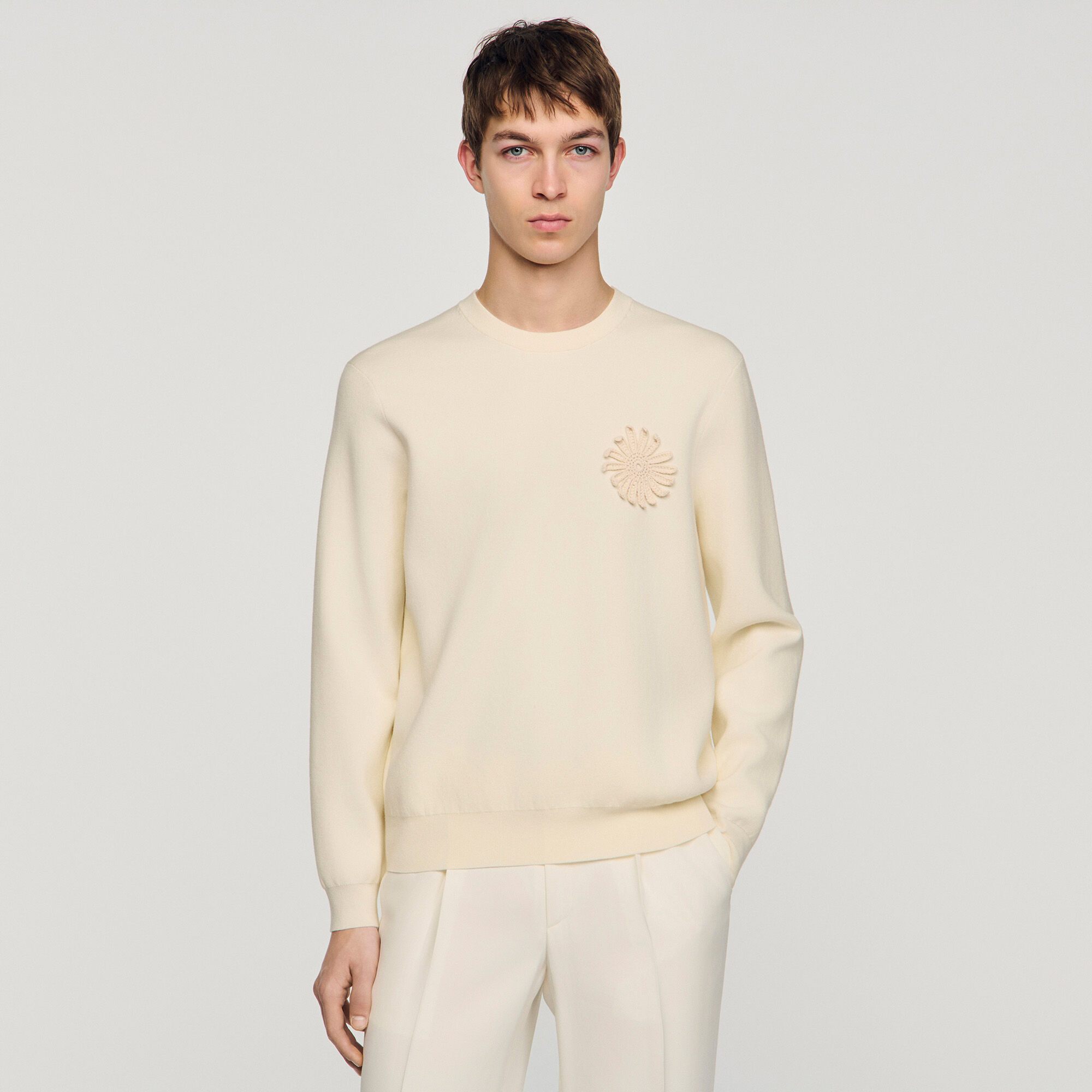 Strick-Pullover mit gehäkeltem Blumenmuster