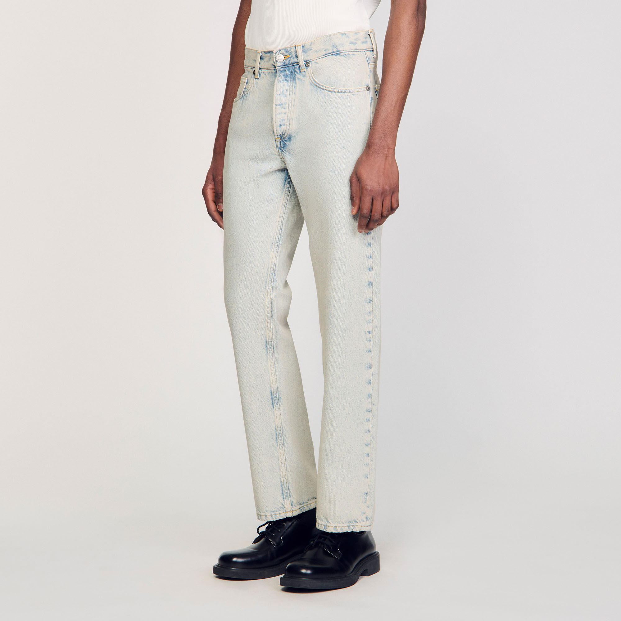 Reguläre abgenutzte Jeans