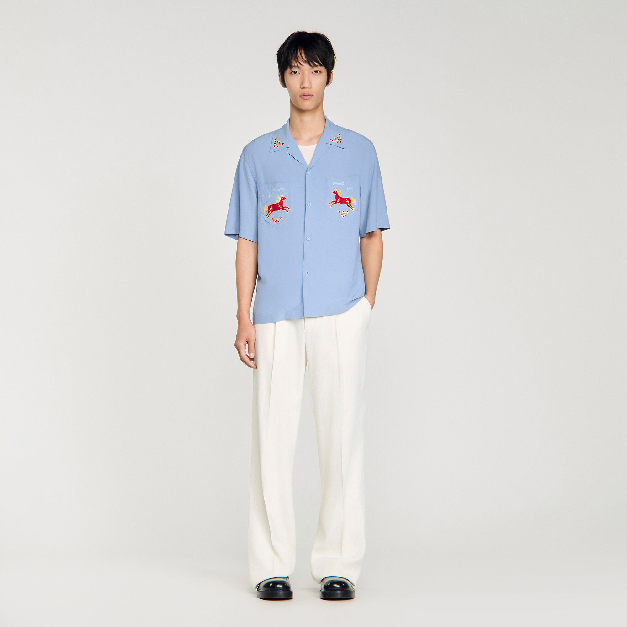 Gesticktes Pferd, lockeres Shirt