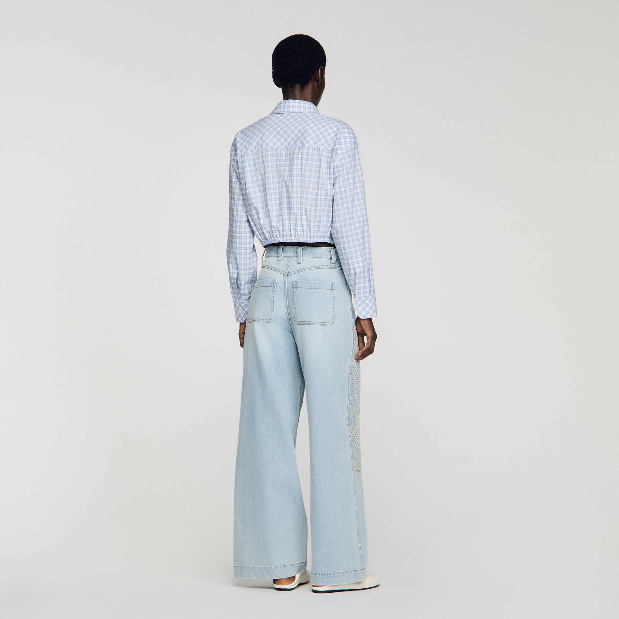 Verwaschene gerade Jeans mit Kristall-Patch